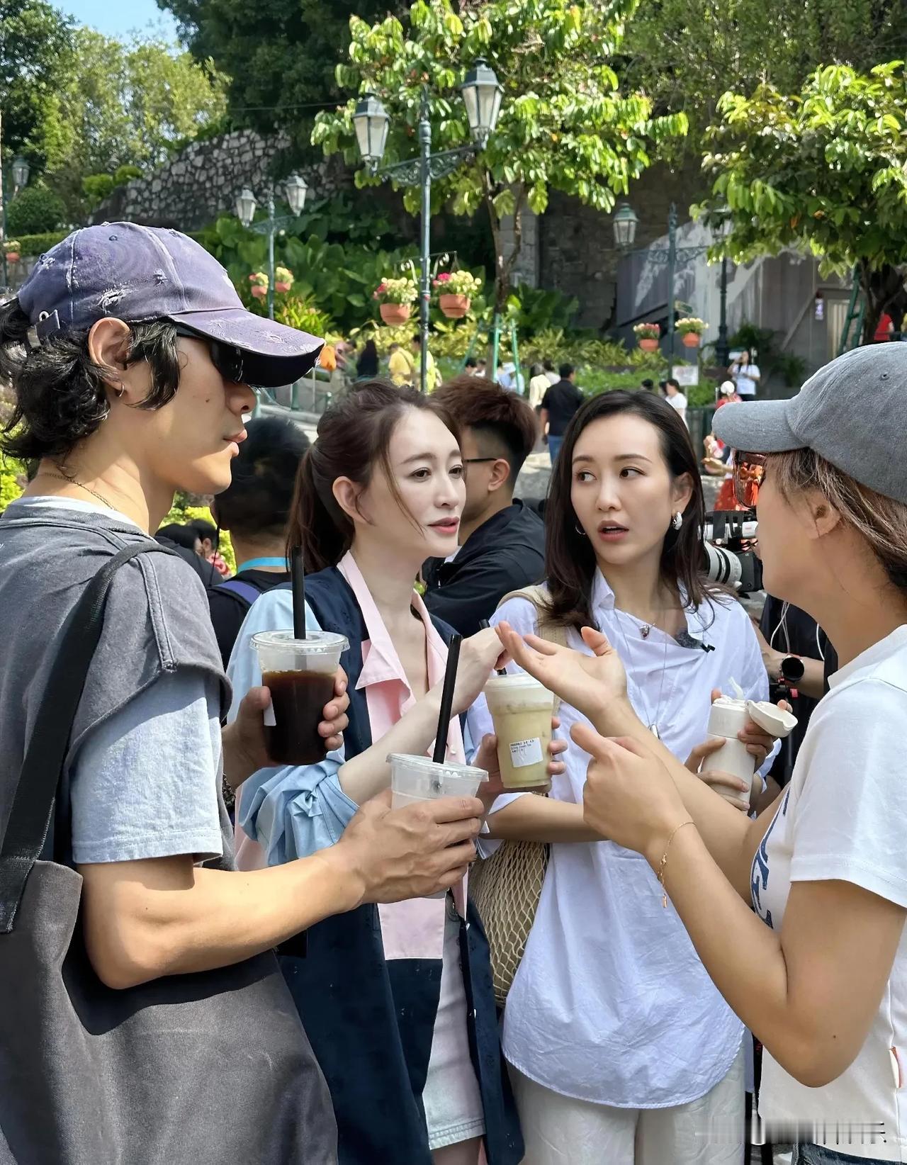 偶遇明星李小冉与王鸥于澳门，李小冉被誉为“长公主”，气质非凡；王鸥则以“秦般若”