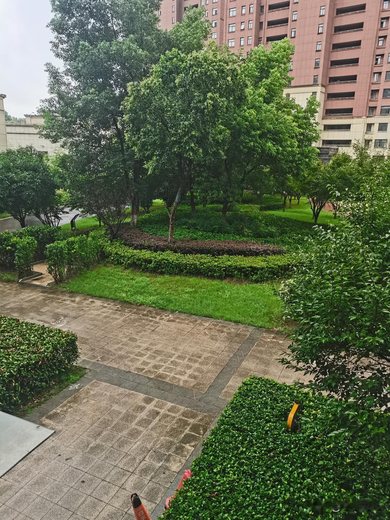 六安这雨下个没完没了，啥时候能出太阳啊🌧️
 
六安这雨连着下了好多天，淅淅沥