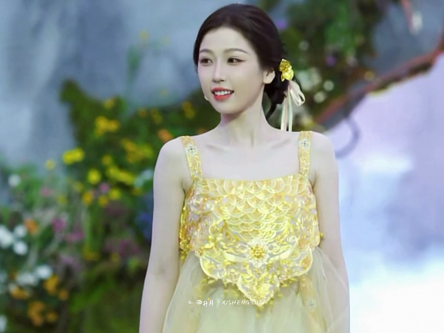 呜呜呜虞书欣戴了妙妙的发带爆剧女王爱角色的心始终如一 虞书欣戴凌妙妙飘带走红毯