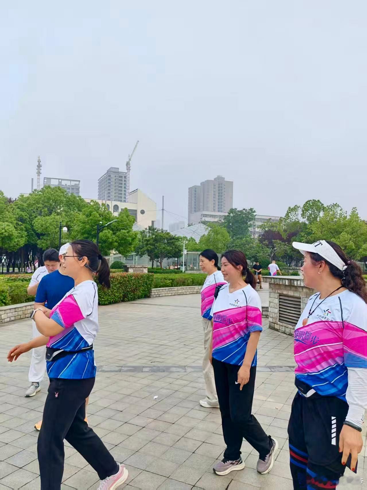 为每个路过的清晨递上一份温暖的祝愿，用真诚点亮寻常日子里的光亮！生活从不辜负认真