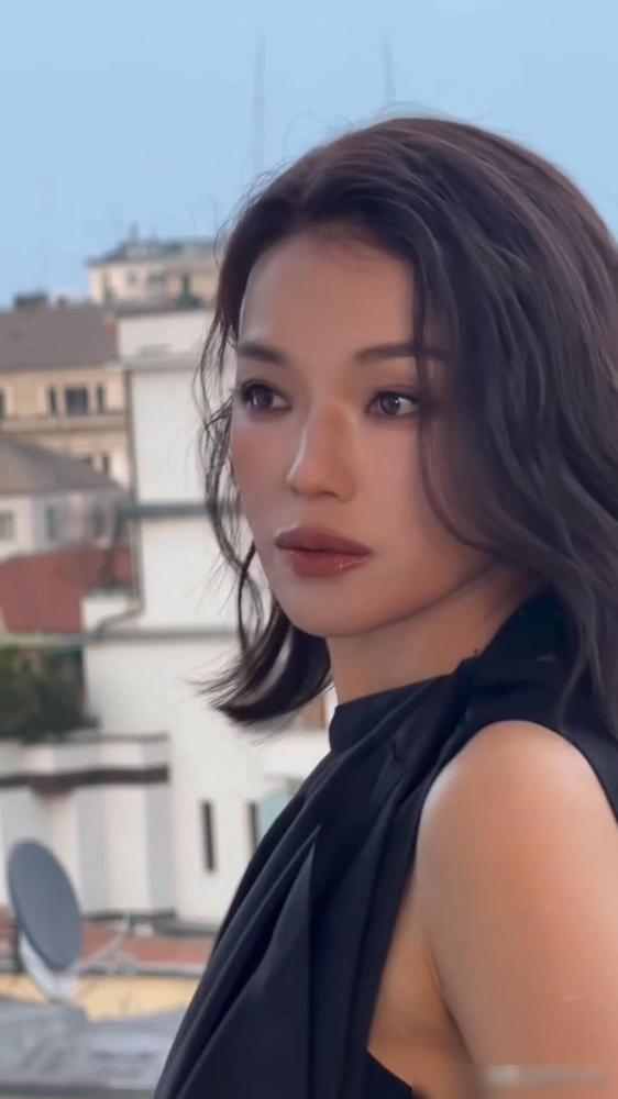 舒淇49岁，米兰时装周。那张被外媒镜头怼脸拍的生图，谁能想到，才是真底牌。
 