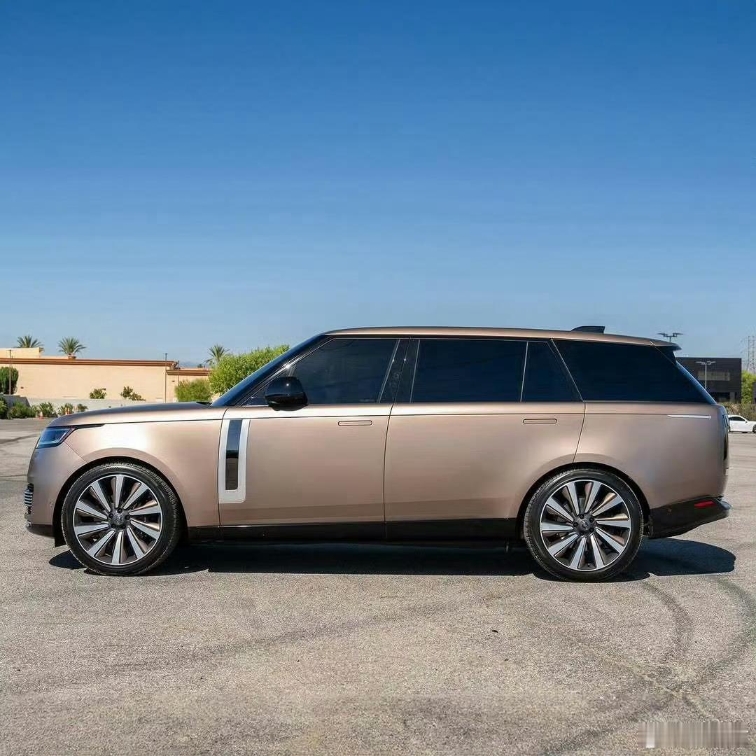 再看看路虎揽胜的侧面，接下来十几款新车都和这个侧面有点相似，怎么说呢？成熟且好看