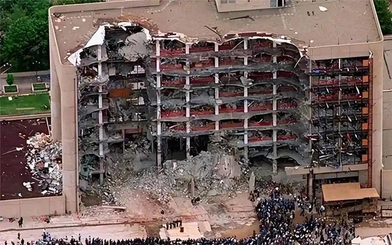 美国老炸别人家的大使馆，这回轮到它们自己的了！美国驻沙特大使馆遭无人机袭击，造成