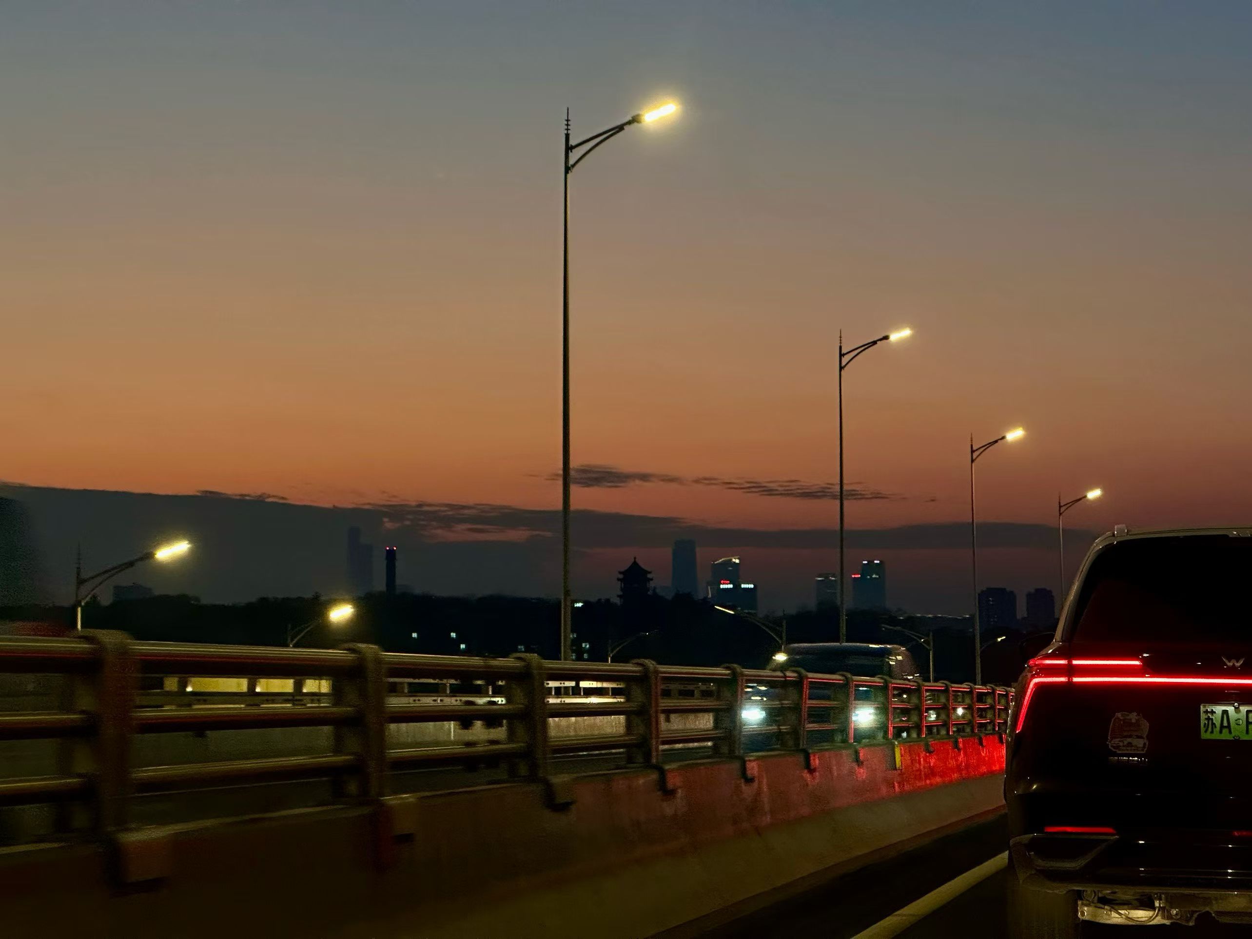 没在意以为是一盏大路灯今晚记得赏月哟🎑今晚不加班