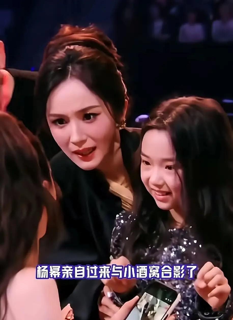 爱奇艺尖叫之夜晚宴那幕，魏大勋的“眼观鼻鼻观心”直接封神！杨幂走到董璇和小酒窝桌