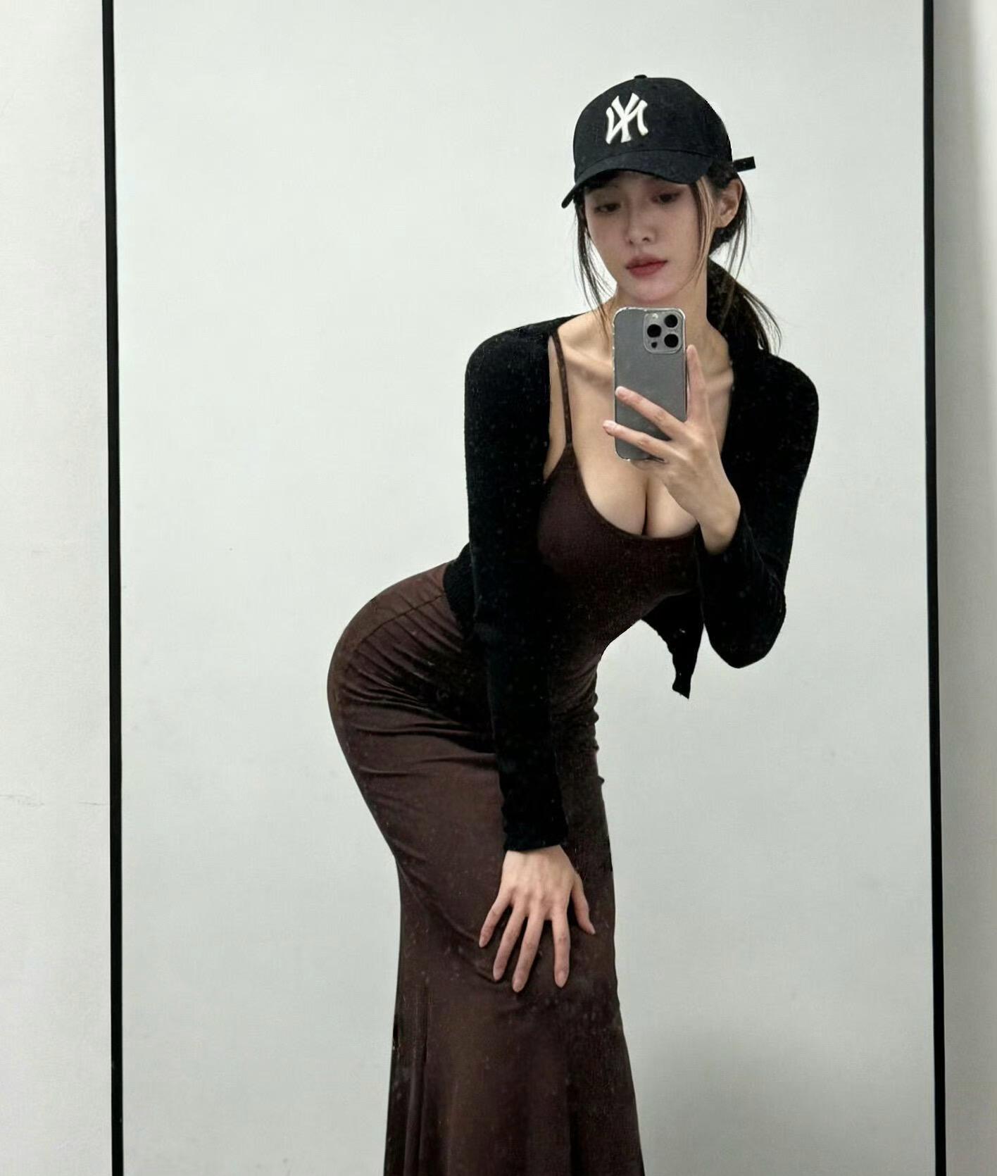 我认为男人吧，好看，温柔，顺从   持久   最重要。             