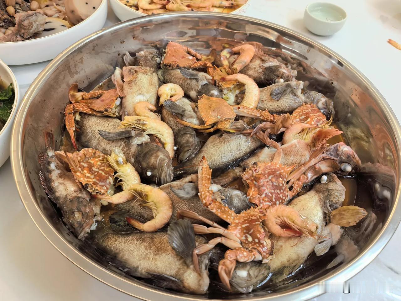 历经大半年时间，家乡的老房子终于建成了，虽然还没完全弄好，但厨房里的用具都已安排