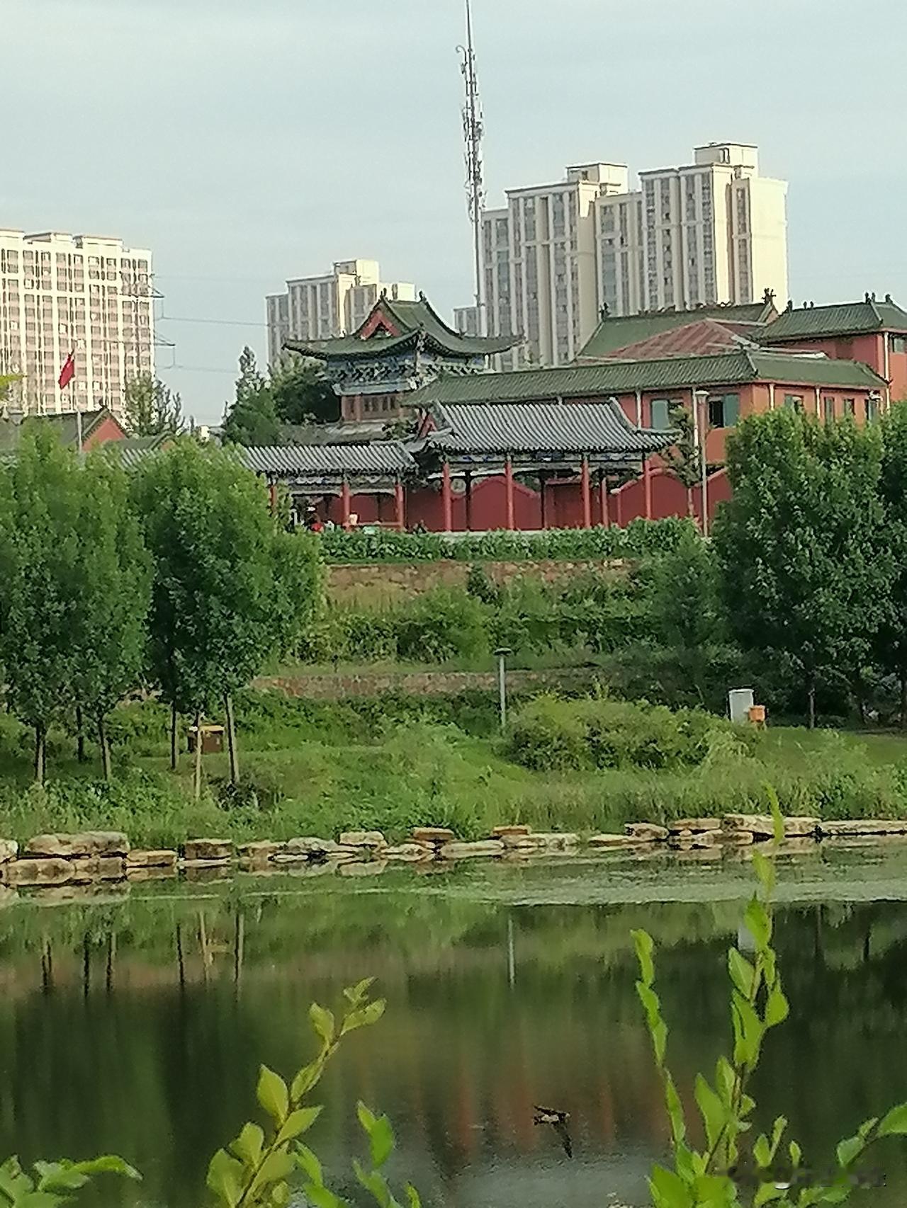 分享一下你随手拍下的照片这个景色可谓是水天一色，前方是著名的景点佛光寺，而佛光秋