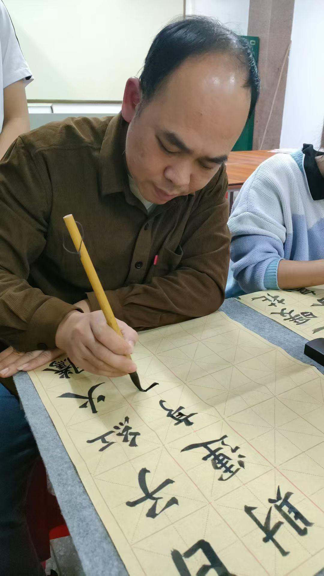 书法是一门心思，也是一门艺术，更加是一门功利门，把这个大门打开的人除了努力之外，