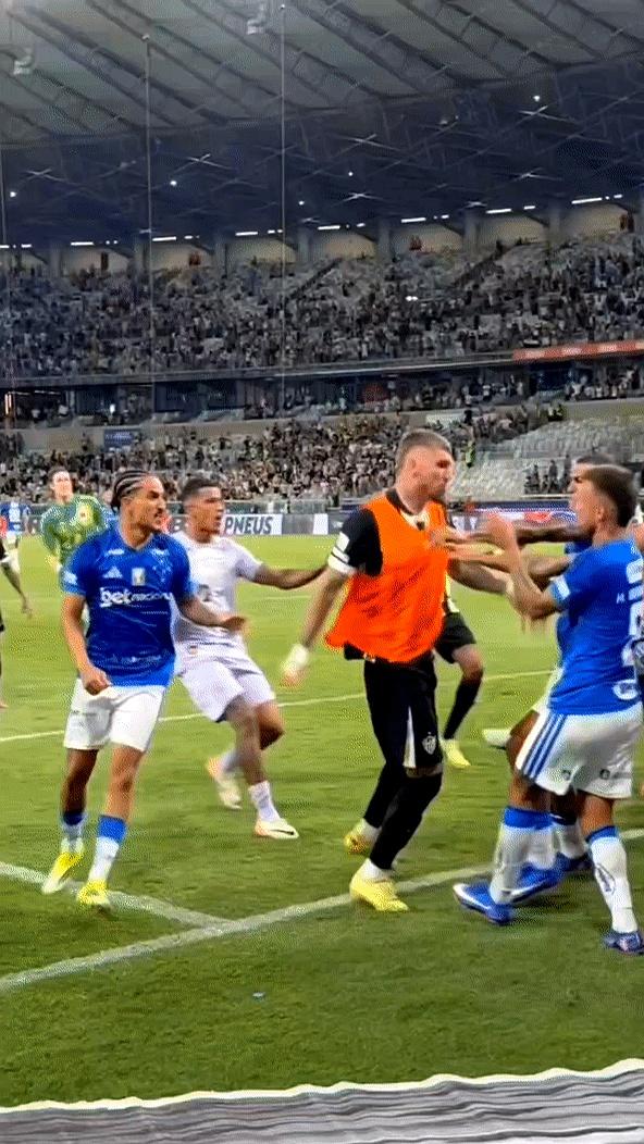 我的天，巴西足球赛单场出23张红牌，直接破了70年的世界纪录。
补时阶段克鲁塞