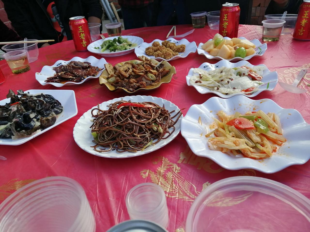 这几天很累很累，因为他侄子小东结婚的事。
小东在重庆买了一套二手房，八月底搬家，
