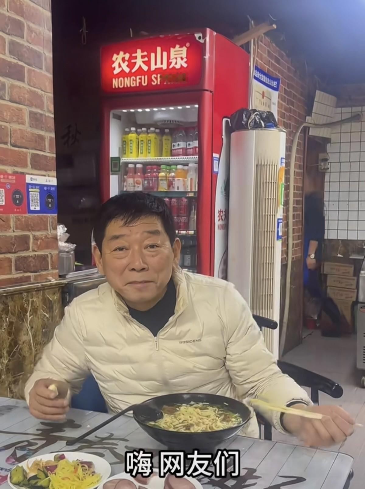 魏建军今天到哈尔滨了，一下飞机就去吃面。

还是老习惯，出差第一顿饭必须是碗面。