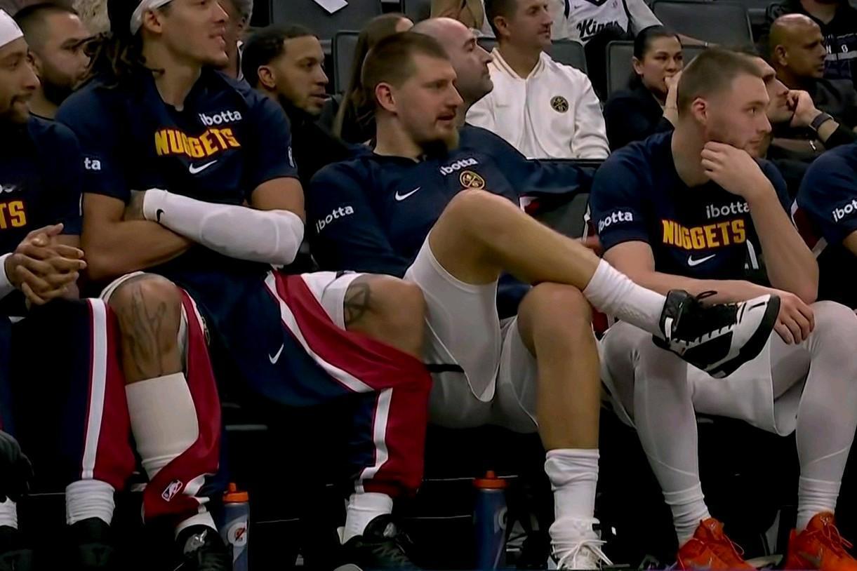 直到看到这一幕：我才明白约基奇现在打的有多轻松？真让人羡慕……

大火收汁的居然