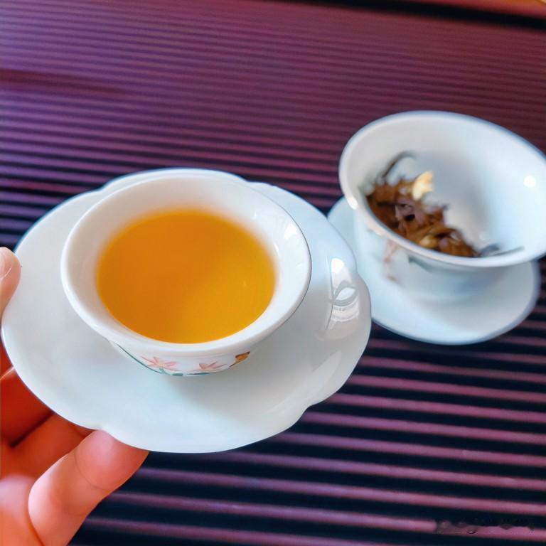 《茶道·楚风九歌体》
茶烟起兮若云翔，叶舞瓯兮意苍茫。喧哗逝兮静为常，浓味消兮真