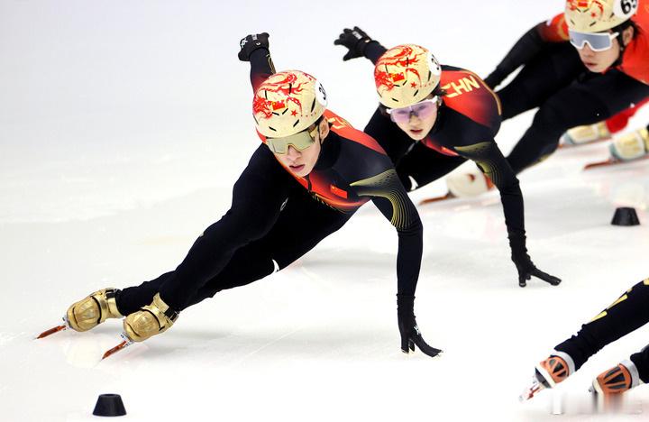 北京时间2月10日17:30，米兰冬奥会短道速滑项目拉开大幕，中国队登场上演首秀