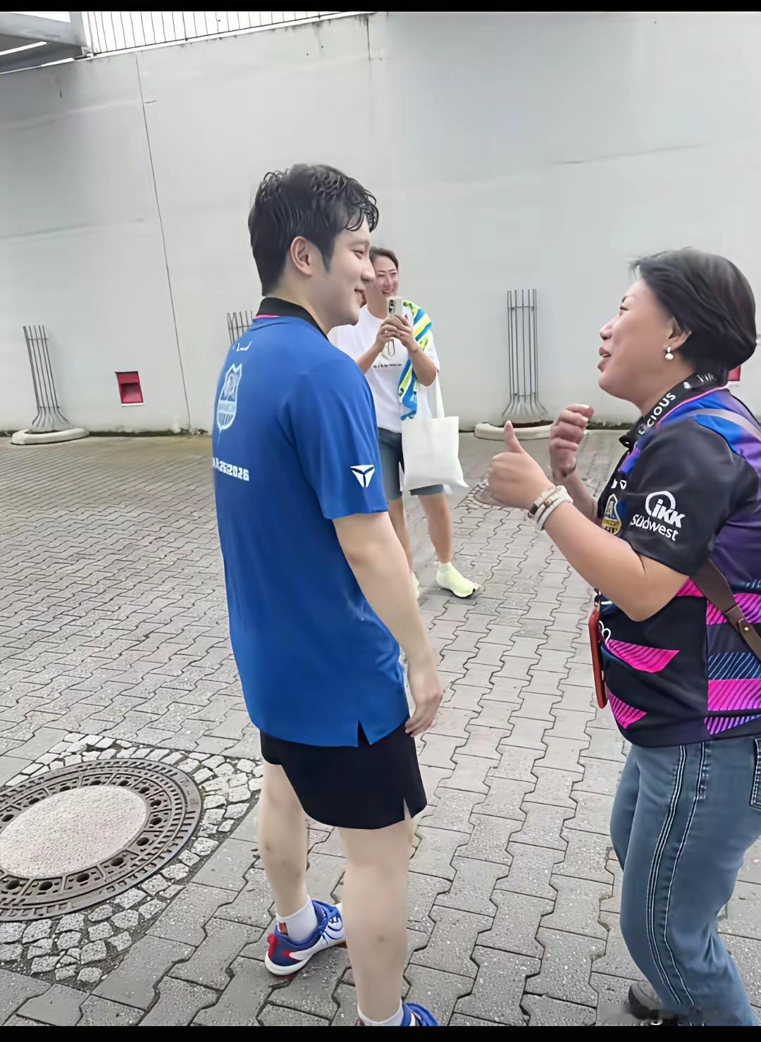 樊振东帮萨尔布吕肯拿到三冠，
雷洋却说:
与他的比赛成绩比，
他对乒乓球的发展，