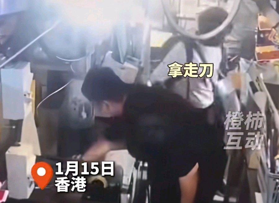 34岁男子商场带刀劫持人质，警方连开两枪击毙！现场画面公布，香港通报详情据通报显