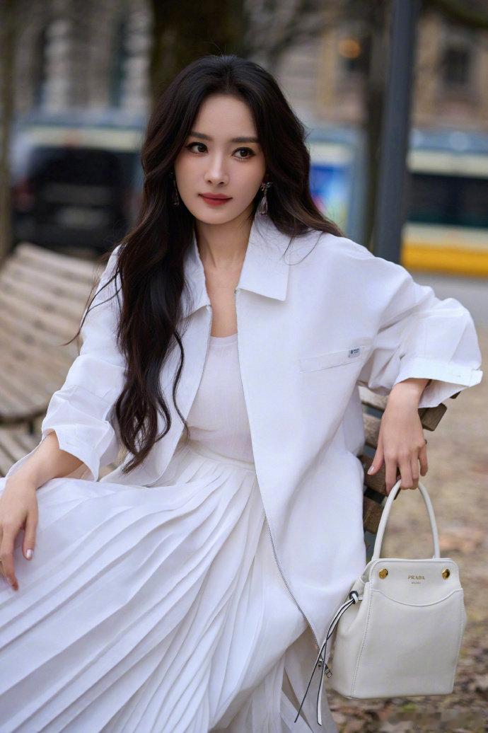 杨幂Prada米兰大秀出场直拍 外国摄影师的镜头太会拍了！杨幂一出场就是全场焦点