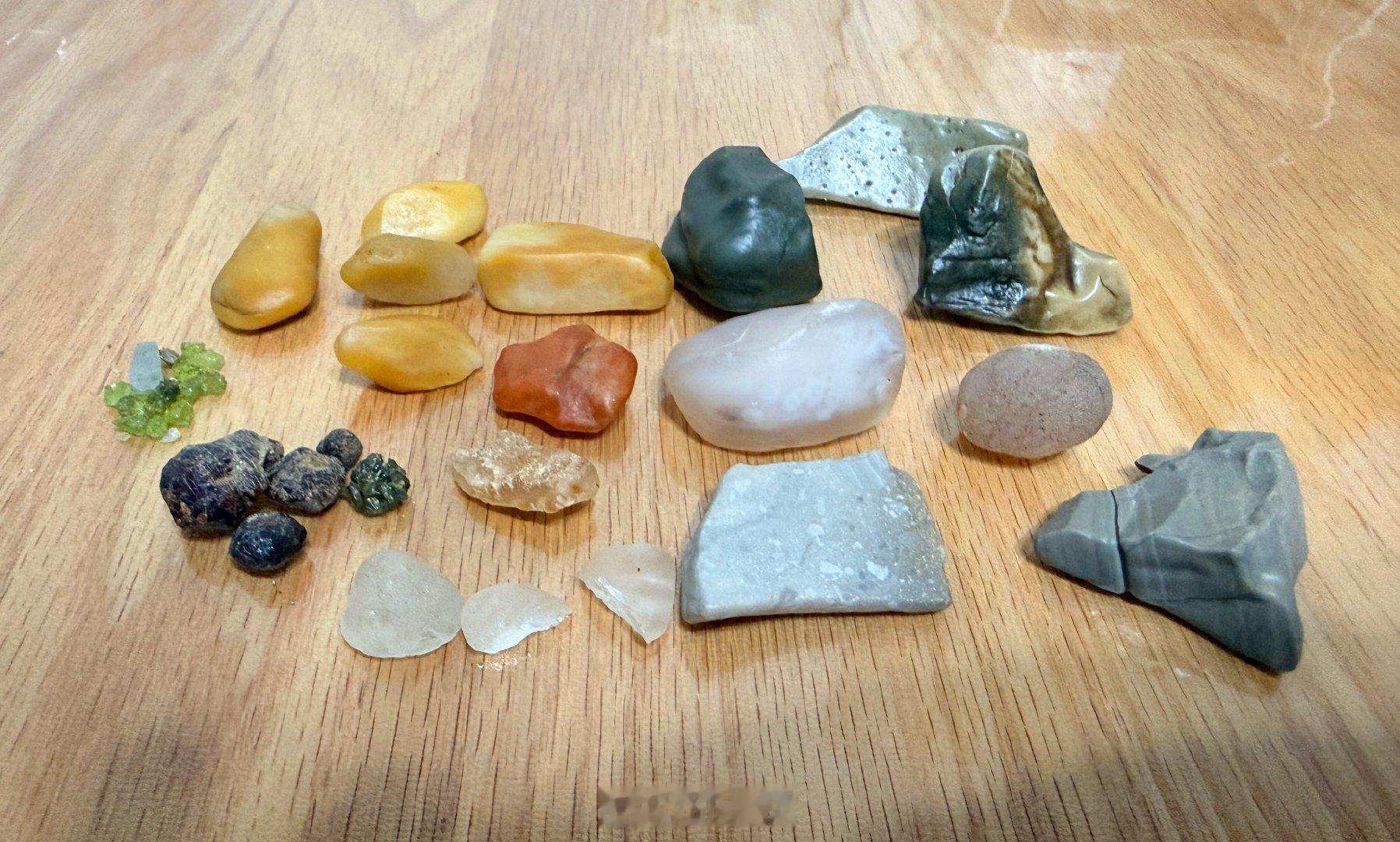 收到了来自戈壁的石头。粗略分一下大概是黄玛瑙，戈壁泥石，橄榄石，白玉髓，白水晶，