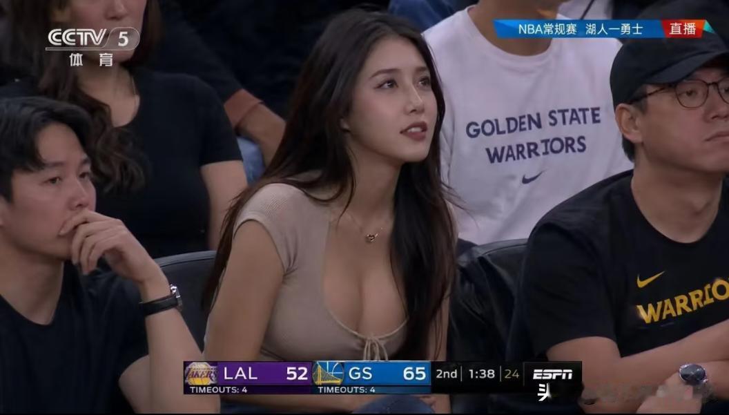 好美的小姐姐看球去🏀
全场几万个镜头，竟然没一个对着詹姆斯，全都在拍他身边的女