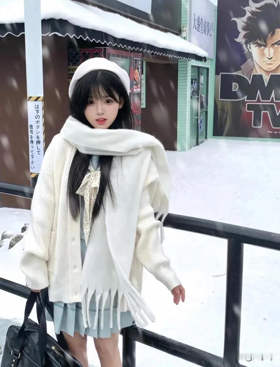 雪地里跑来跑去的妹子，真抗冻[吃瓜群众][吃瓜群众][吃瓜群众]