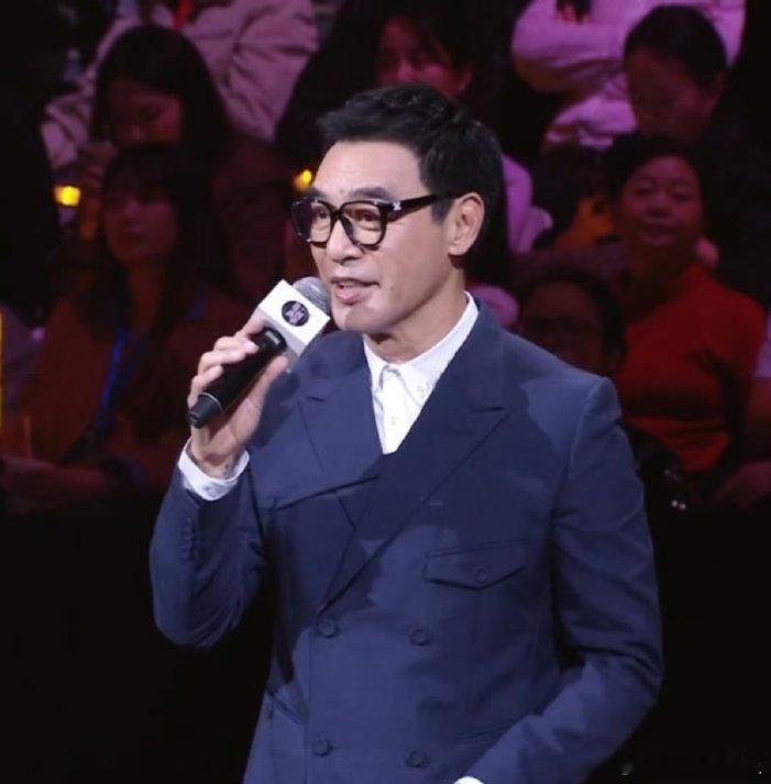 #钟镇涛重新定义71岁#带着眼镜斯斯文文的阿b哥，真的71了吗？这发量真让人羡慕