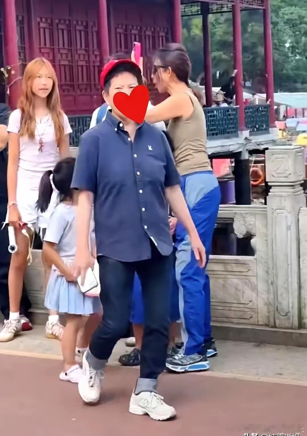 蔡少芬这大女儿，真的绝了。一头金发，身高直逼一米七，站在那儿简直就是年轻时的蔡少