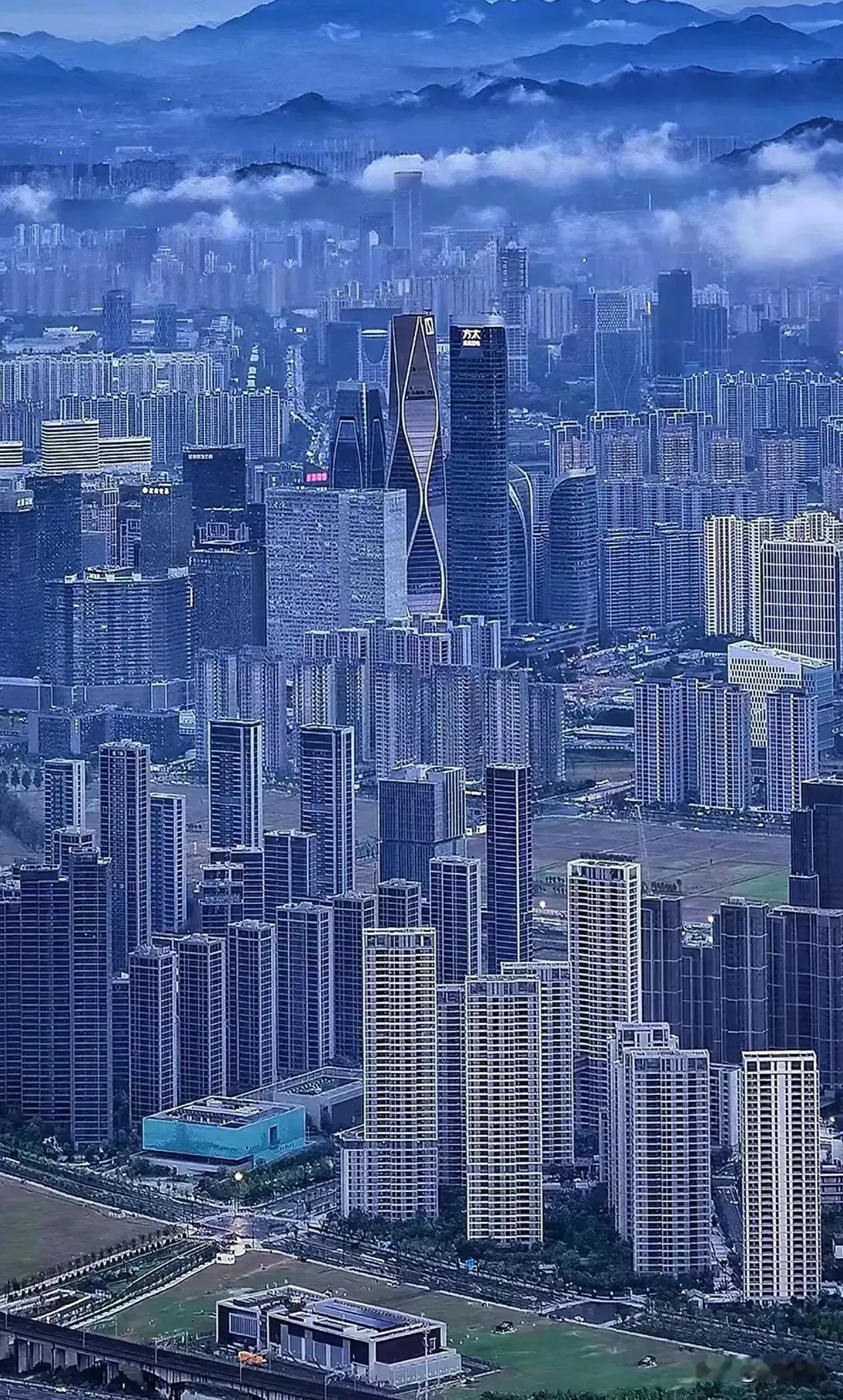南京和杭州作为中国东部地区的重要城市，各自具有独特的地位和优势。尽管在某些规划和