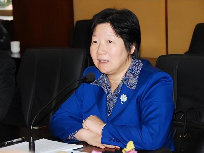 这起案件折射出家庭伦理、财产权益与法律责任交织的复杂局面。根据报道，上海的沈某与