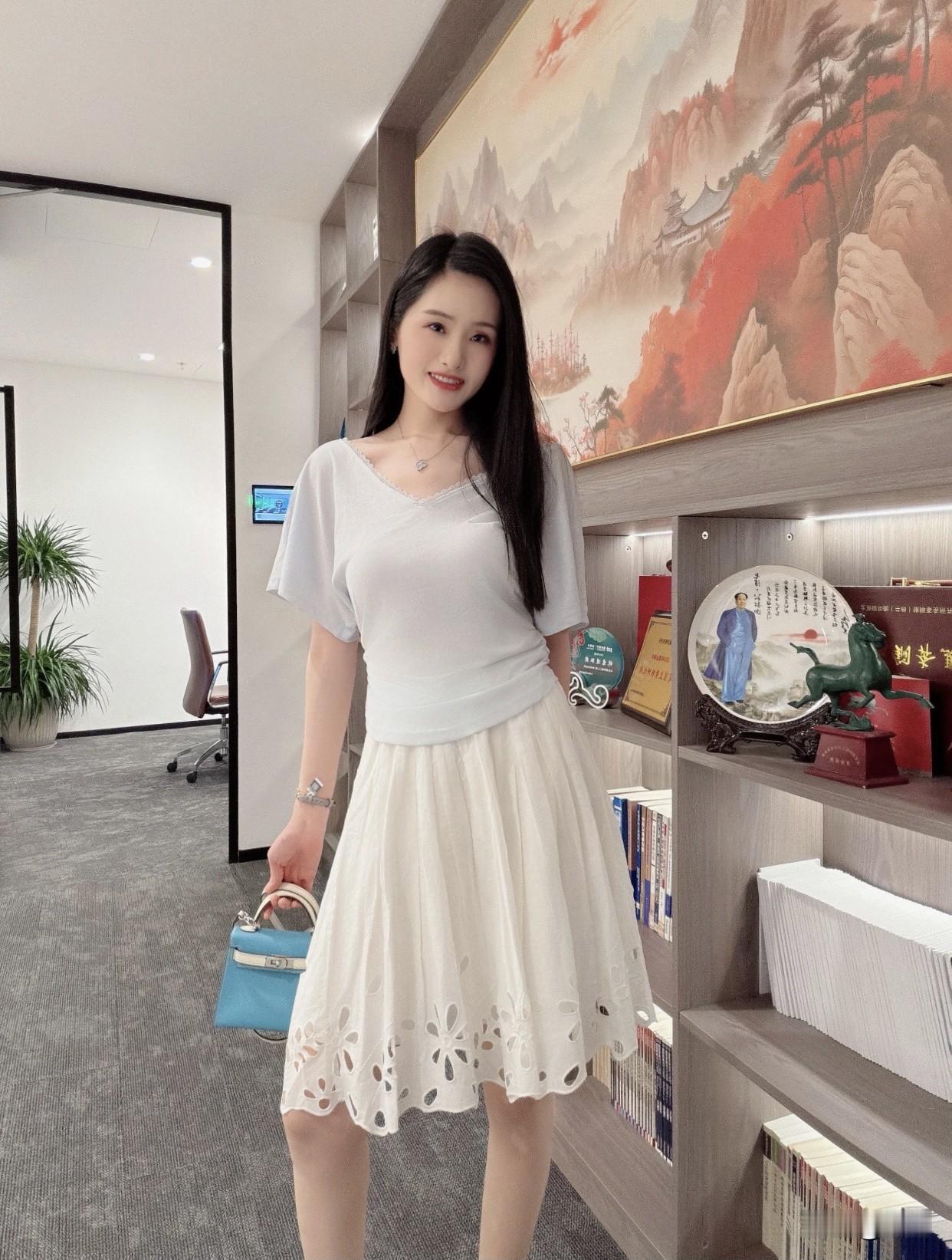 这样的女人，有独立的思想，不会盲目跟从。在面对生活的难题时，能冷静应对，用智慧化