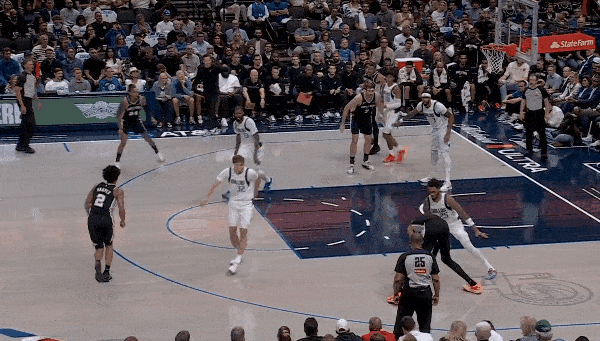 夸张！文班亚马上篮拉杆反扣！
在今天NBA常规赛马刺对阵独行侠的第二节比赛中，文