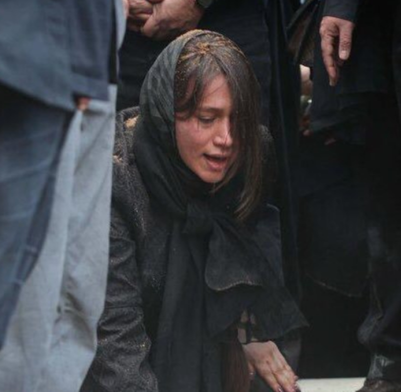 一位伊朗母亲向在空袭中丧生孩子告别，德黑兰老百姓对美痛恨入骨，这下白宫得偿所愿了