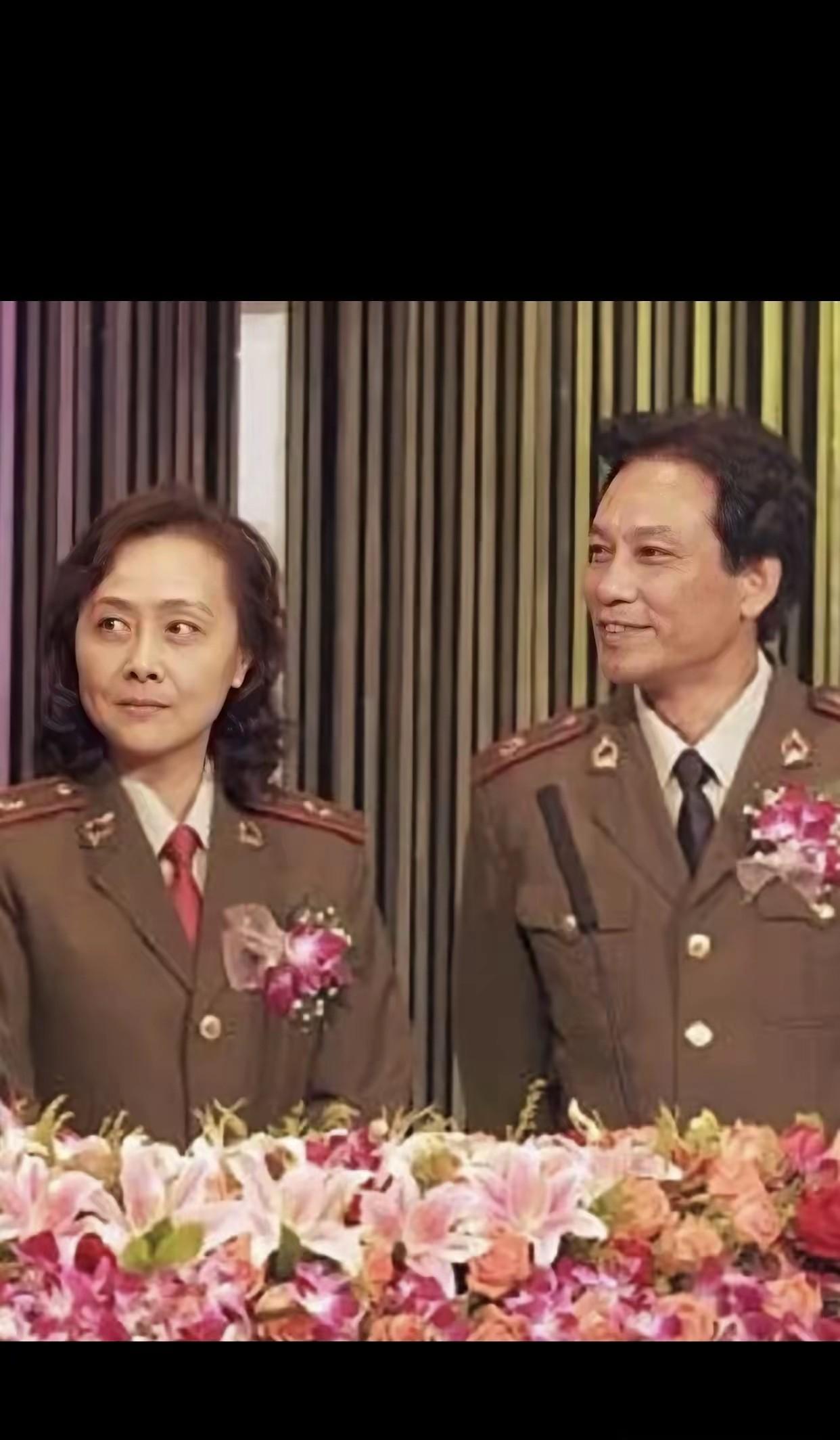 娱乐圈最高级的炫富，从来不是珠宝和热搜，而是无声的。
张国立给邓婕做了33年早餐