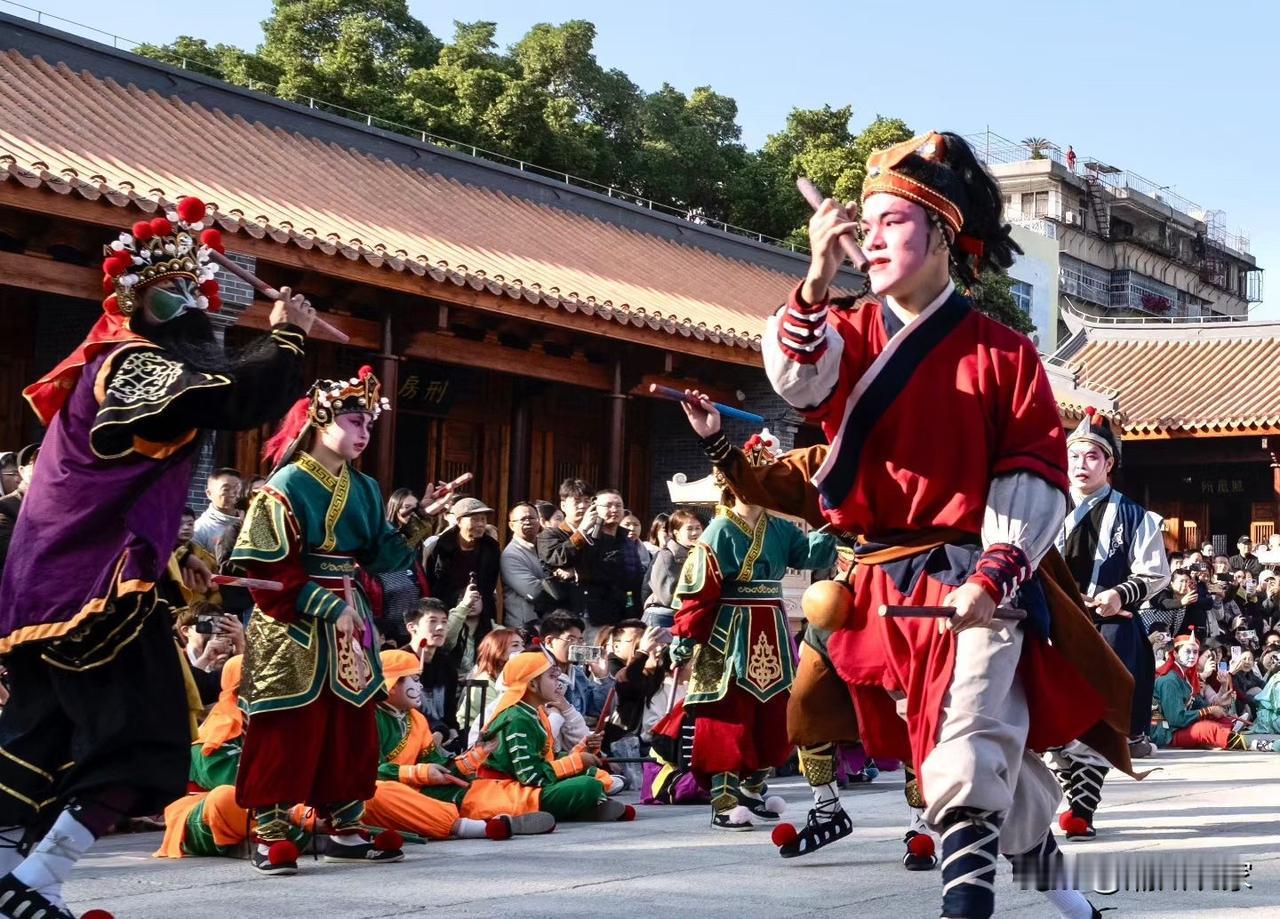 潮州传统民俗表演，色彩斑斓，热闹非凡！🎉🎭