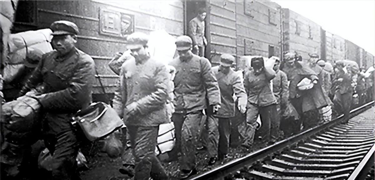 1953年3月，广东乐昌火车站。两百多名土匪包围了一列客车，拉开最后一节车厢的门