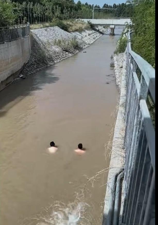 河南开封，3岁半男童在家门口玩耍，奶奶转身晾衣服仅一两分钟，孩子便离奇失踪。事发