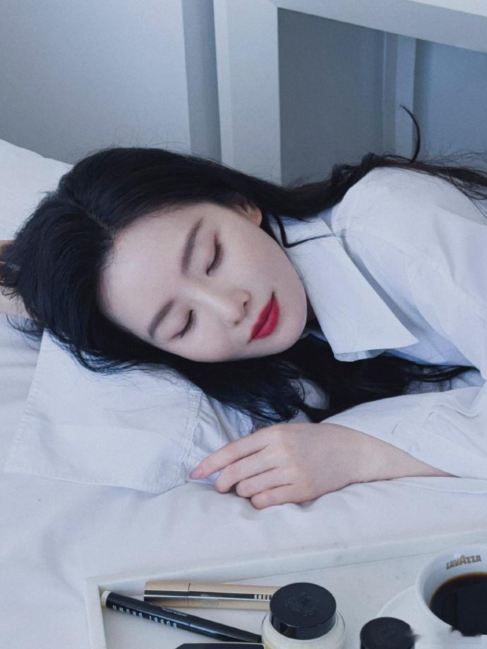 #刘诗诗秋冬冷感妆容##刘诗诗白色衬衫慵懒感#一组白色衬衫诗诗~在冷感妆容的加持