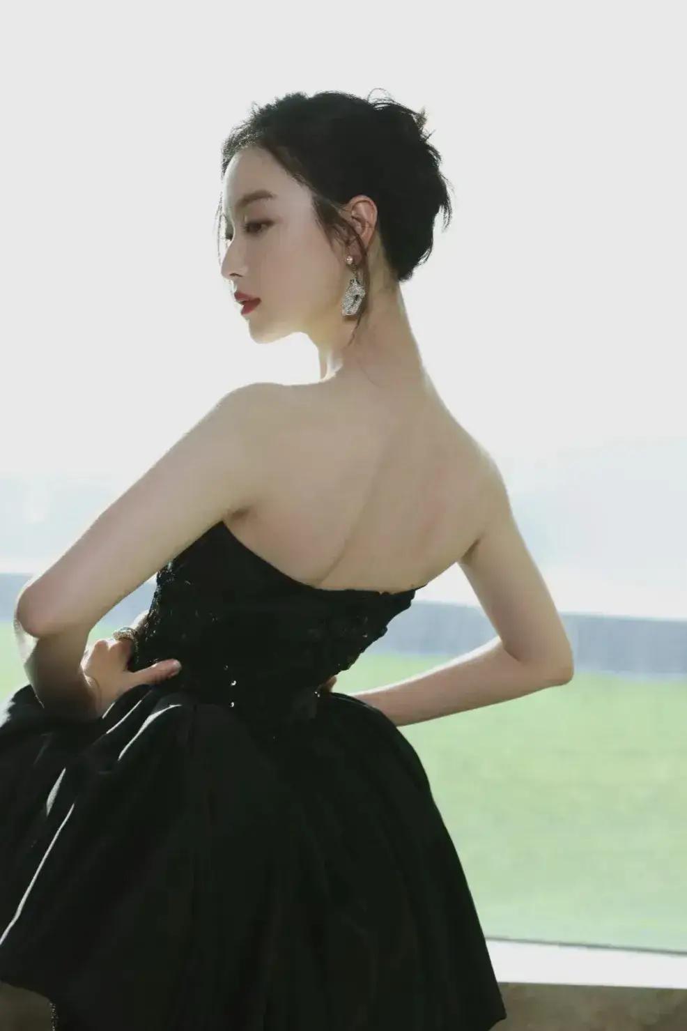 倪妮身穿一袭黑色抹胸礼服裙，女人魅力十足