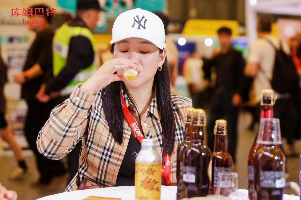 "东方特色精酿啤酒"库姆巴特，核心配方融入恰玛古、葛根、栀子、百合等药食同源草本