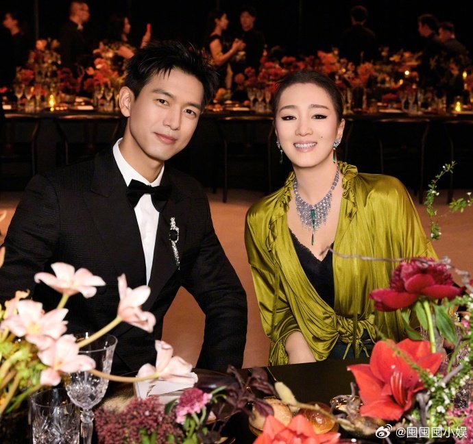 李现巩俐合照巩俐和李现合照巩俐和李现合照，他穿黑西装笑起来特温柔，她戴的珠宝配绿