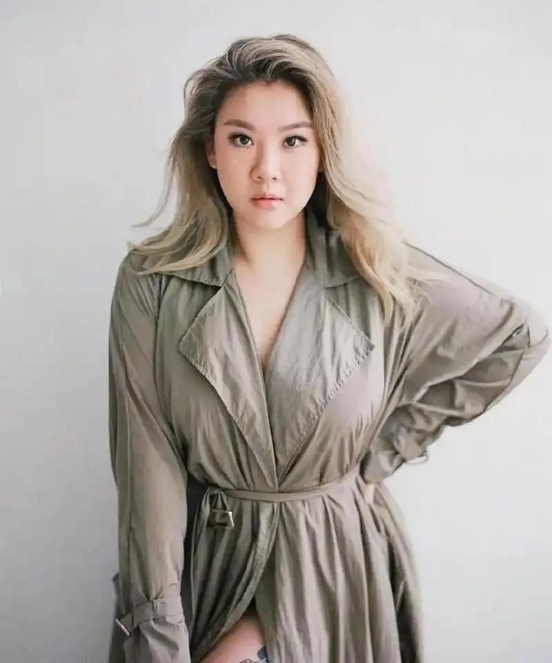2016年，郑欣怡凭借一首《女神》横扫乐坛，拿奖拿到手软。
 
而这首歌，其实来