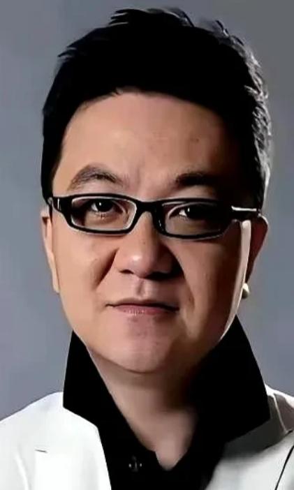 董路又开炮了，这次对准的是自己足球小将的家长。

当把董路在直播间里直接点名说有