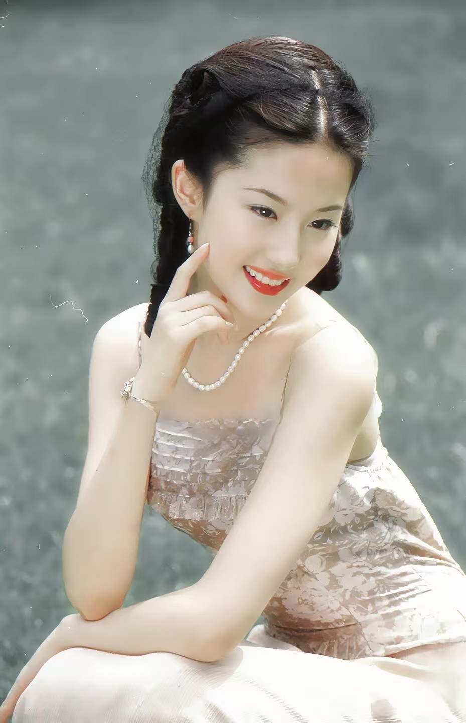 所有浮夸的词汇用在15岁的刘亦菲身上都不为过，白秀珠真的满足了对所有民国大小姐的