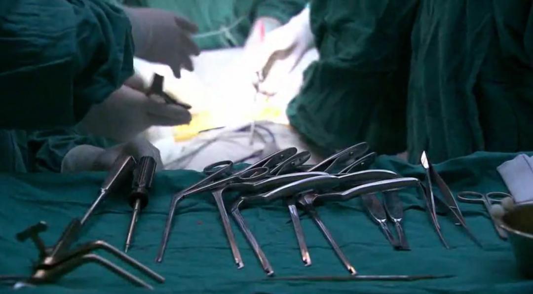 头颅与身体仅一线相连：一场挑战极限的生命托举

医学界的常识告诉我们，颈椎完全断