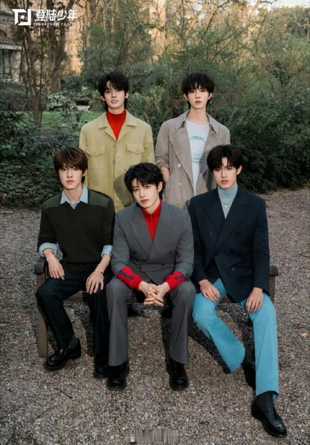 Top登陆少年的米兰时装周看秀合体图来了，真的是将头发梳成大人模样，穿上帅气西装