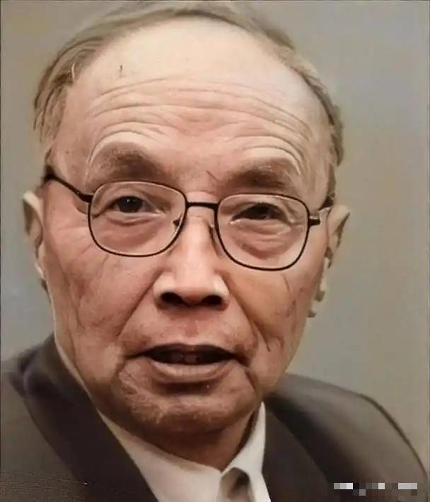 [太阳]1951年刚开春，四川荣县的一个小山村小学里，原本安静的课堂突然乱成一团