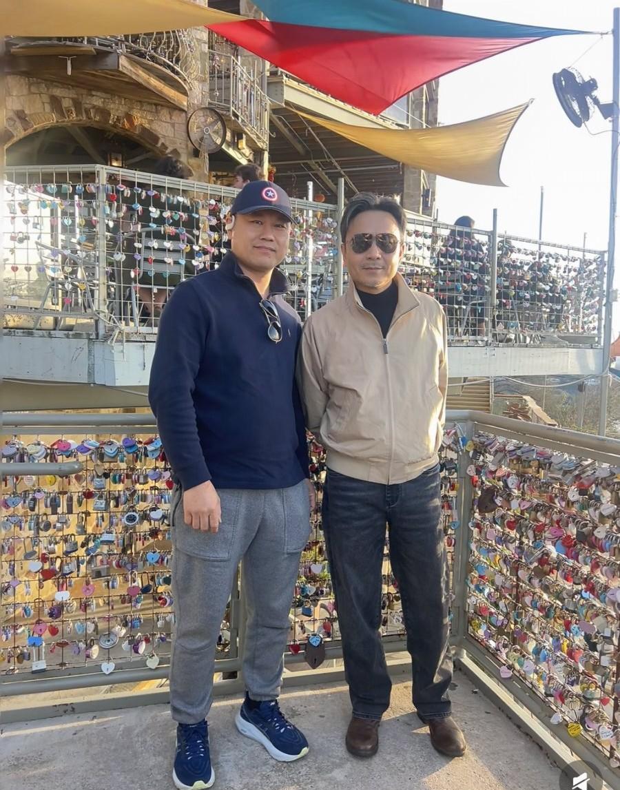 你没看错，这是汪涵。50岁的人，被网友说像70岁。
胡子斑白，头发凌乱，一件拉链