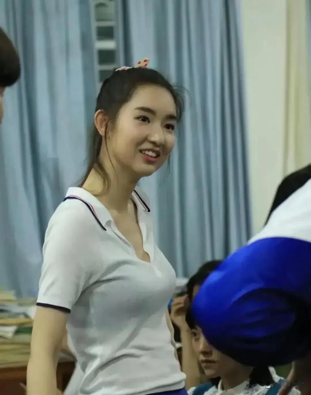 无语！现在的电视剧真是越来越没有底线了，哪所学校的校服长这样啊。现实里，校服面料