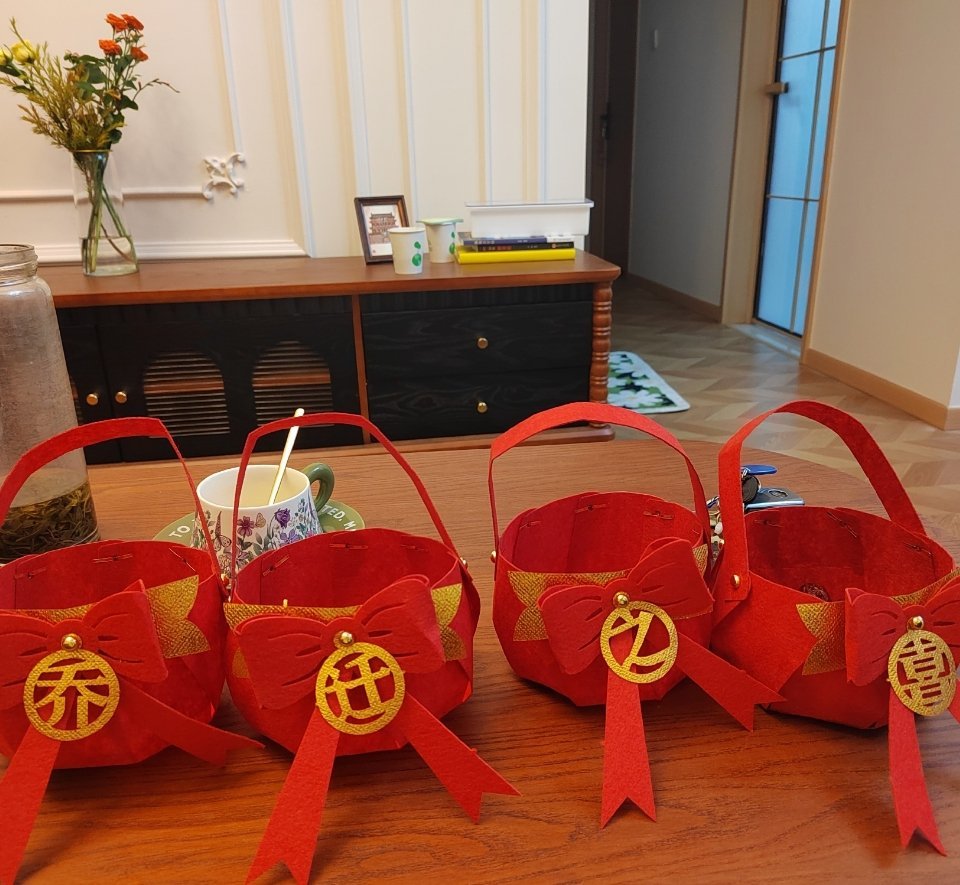 买的半成品小篮子，xixi组装的，比我弄的还好[赞]我搞了半天，嫌麻烦，不想弄了