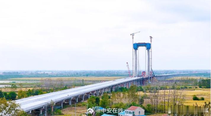 【#合肥到淮南将更快捷畅通#】近日，合肥跨越江淮运河的东淝河特大桥正在快速推进建
